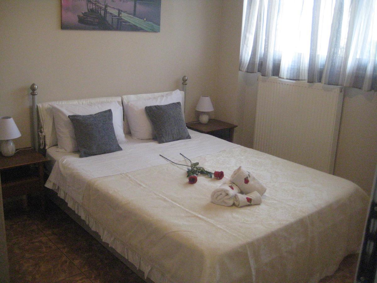 Rea'S Guest House Artemida  Esterno foto
